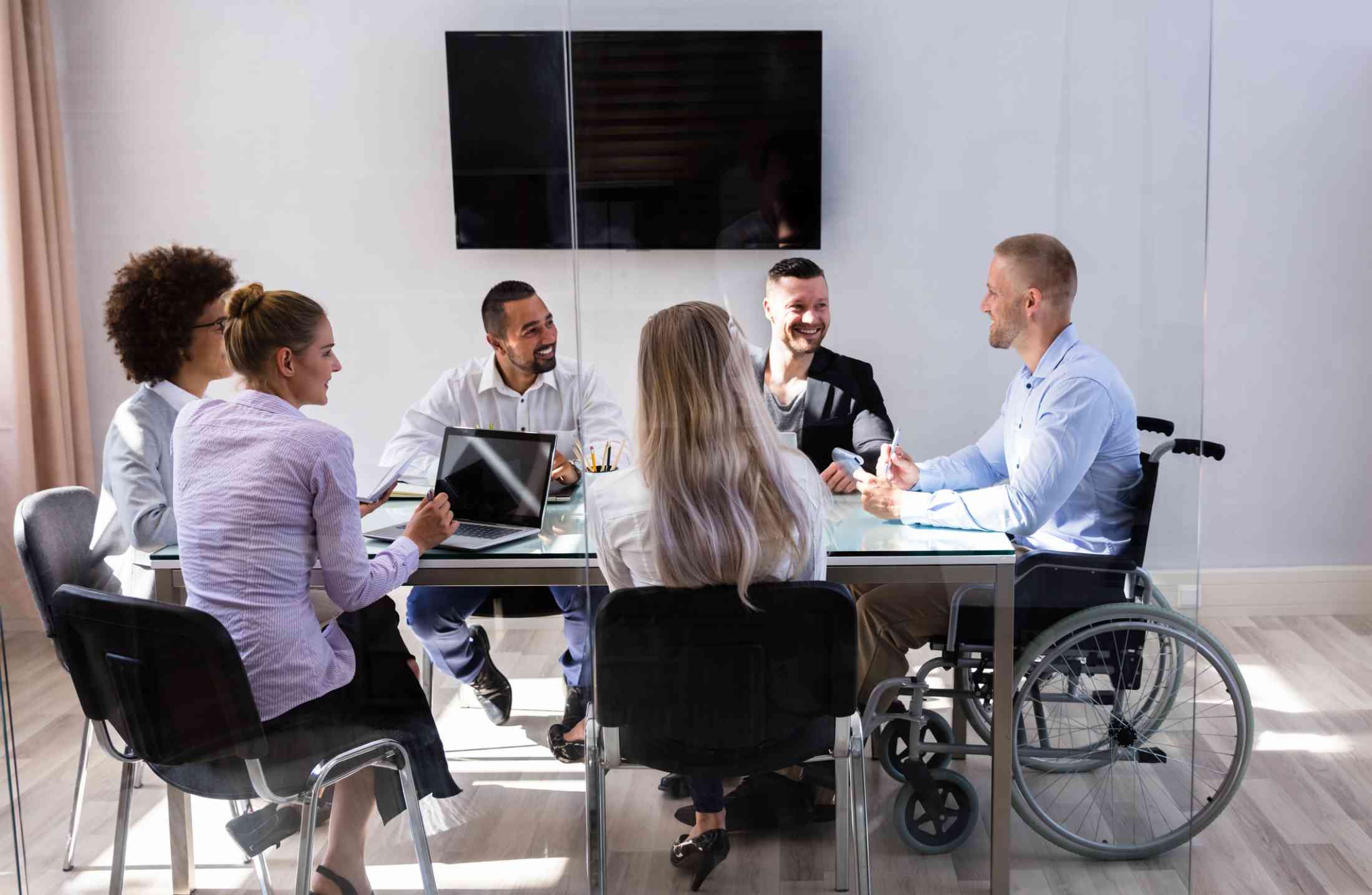 Mercado de trabalho para PCDs: desafios e oportunidades