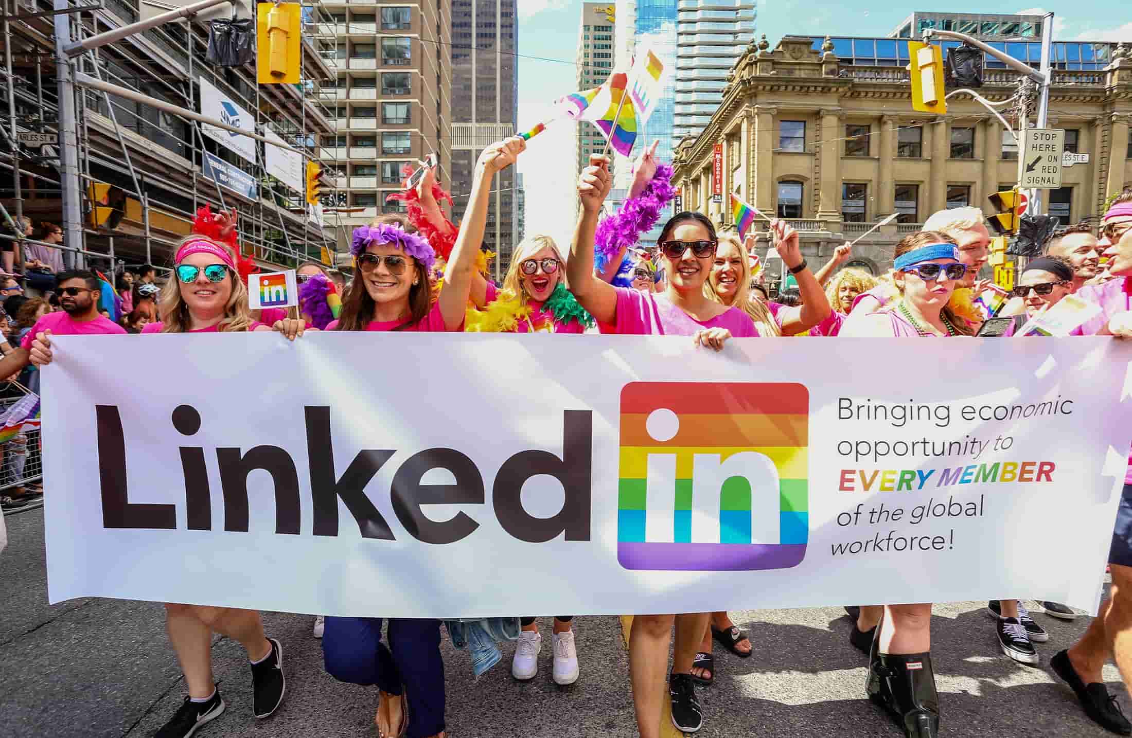 É bom manifestar meu orgulho por ser LGBTQIAPN+ no LinkedIn?