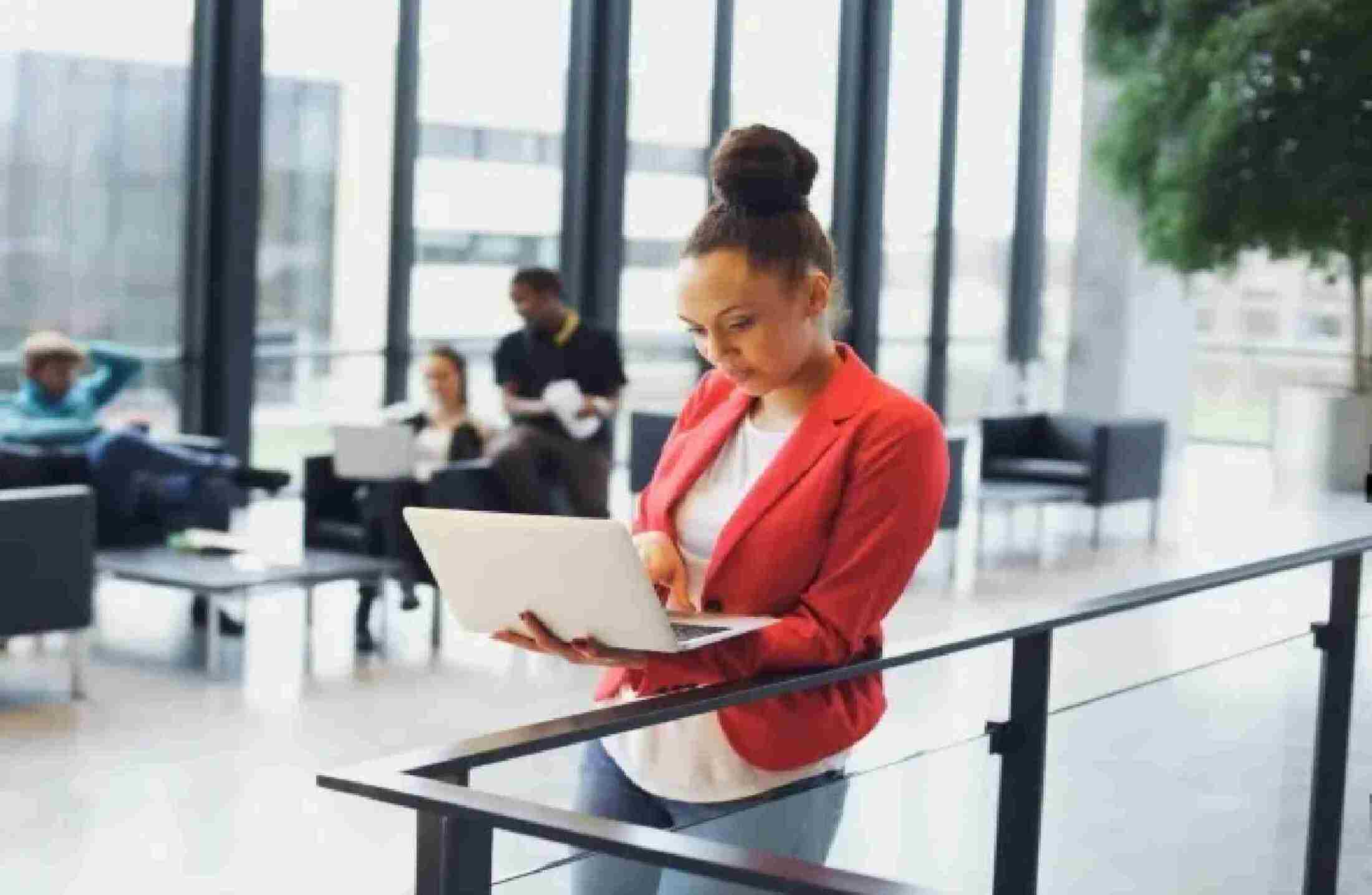 Trabalhar e estudar ao mesmo tempo: veja 6 dicas para se dar bem