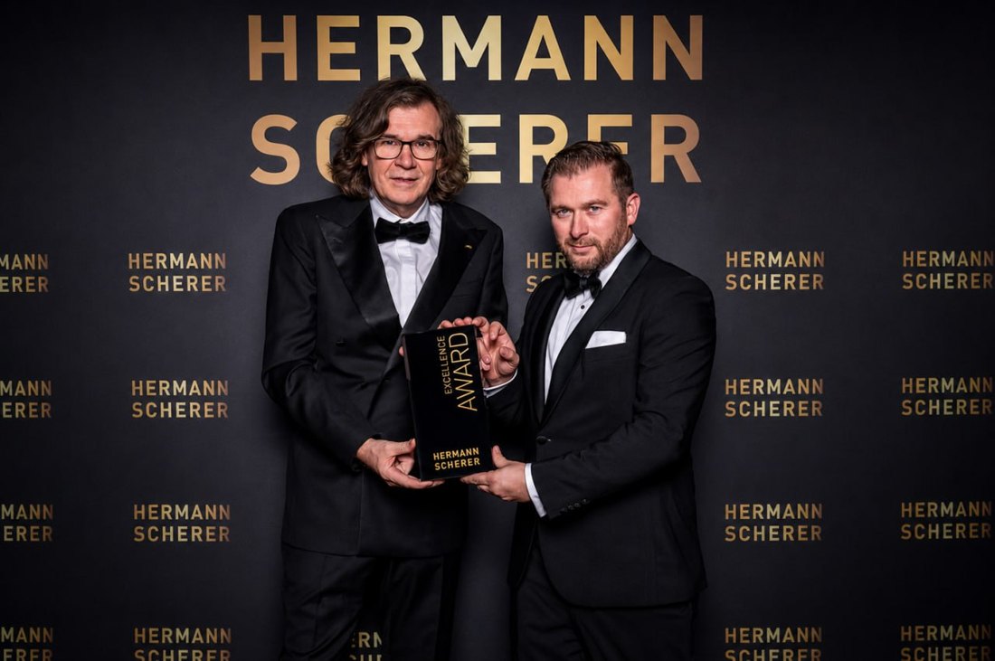 André Schmitt erhält den Excellence Award von Hermann Scherer