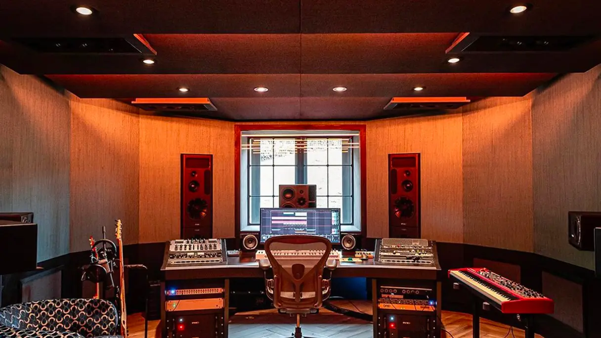 Airco binnenunit geïnstalleerd in een studio