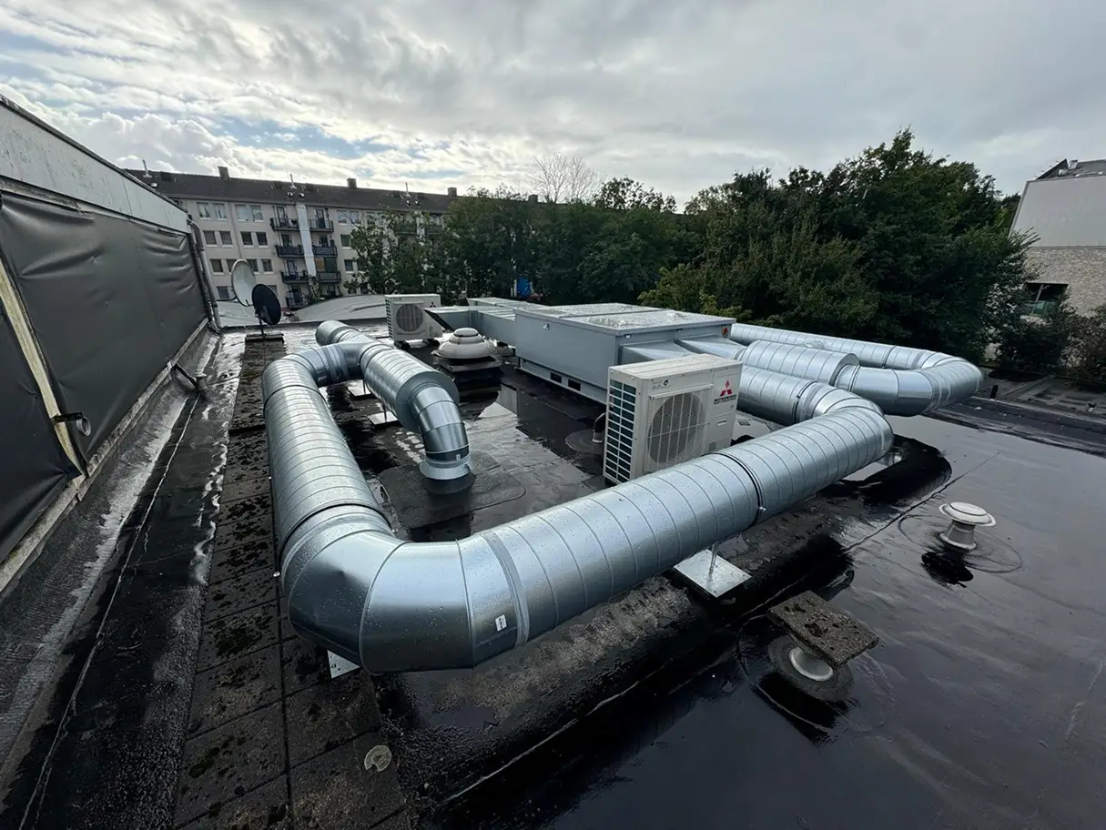 Ventilatie-installatie met luchtkanalen op een plat dak