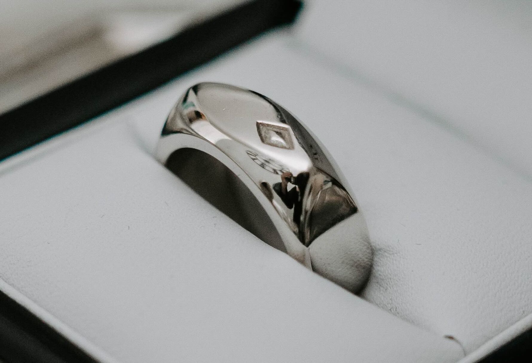 Wedding Ring design for Portebleue. Closeup on the ring in a ring box.
