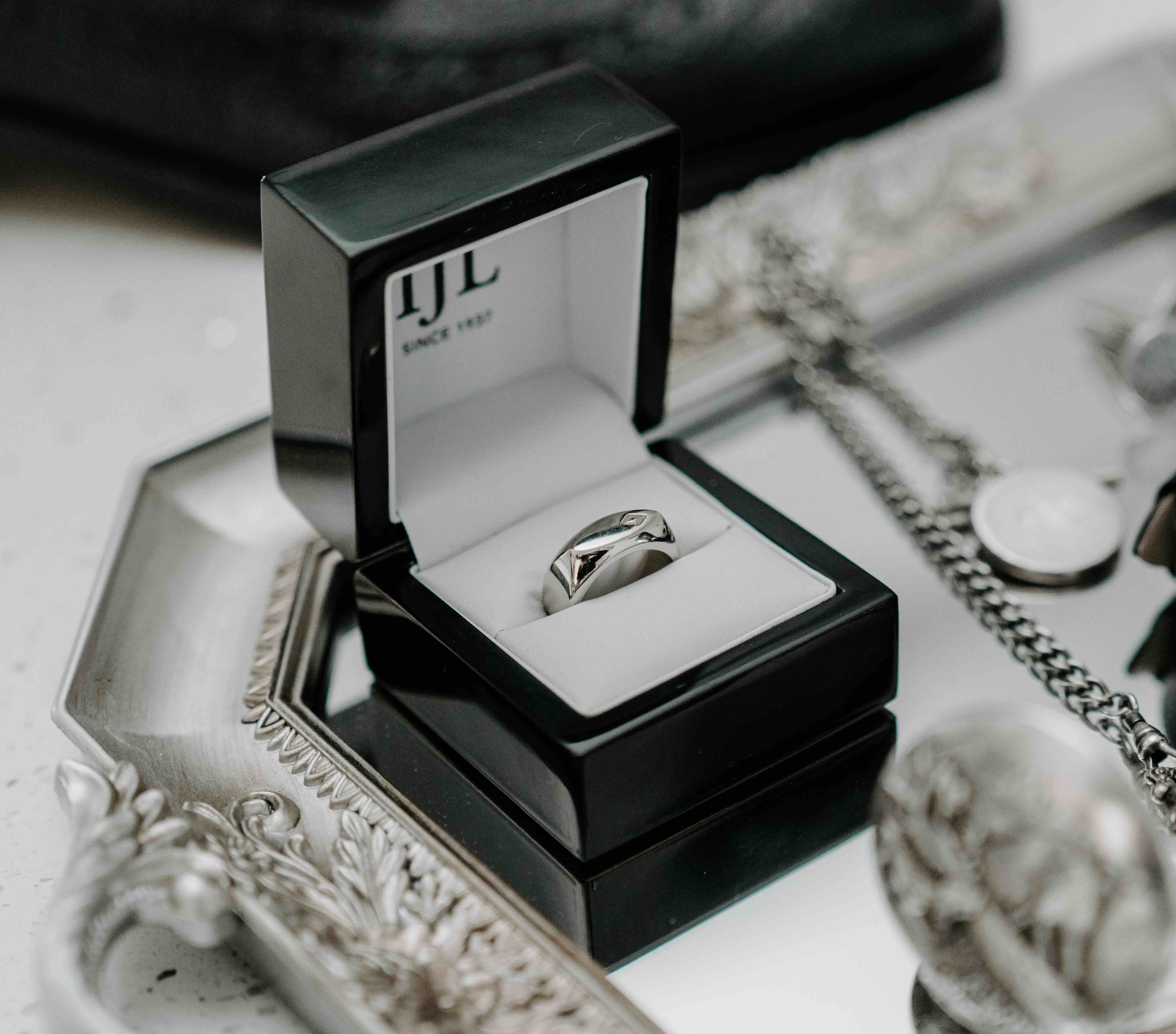 Wedding Ring design for Portebleue. Full shot of the ring in a ring box.