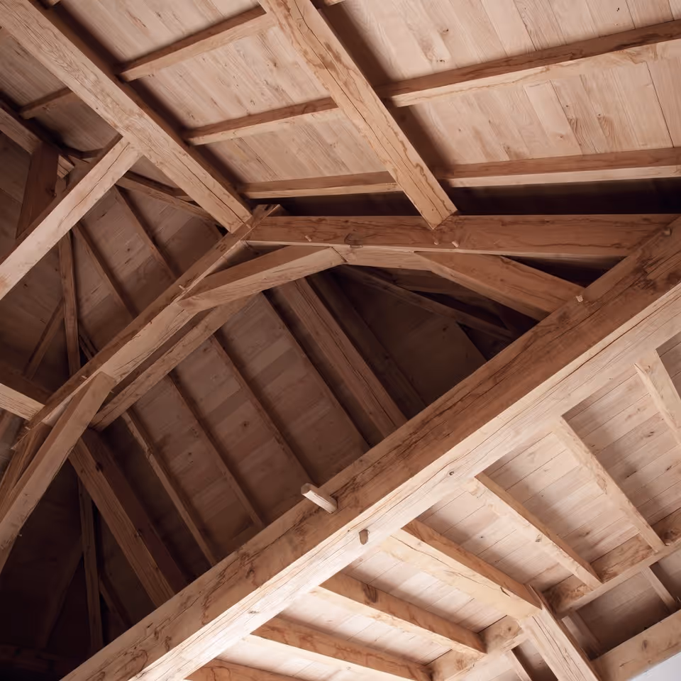 Historische Holzdachkonstruktion mit sichtbaren Balken – Umbau und Sanierung Altbau, Kanton Zürich
