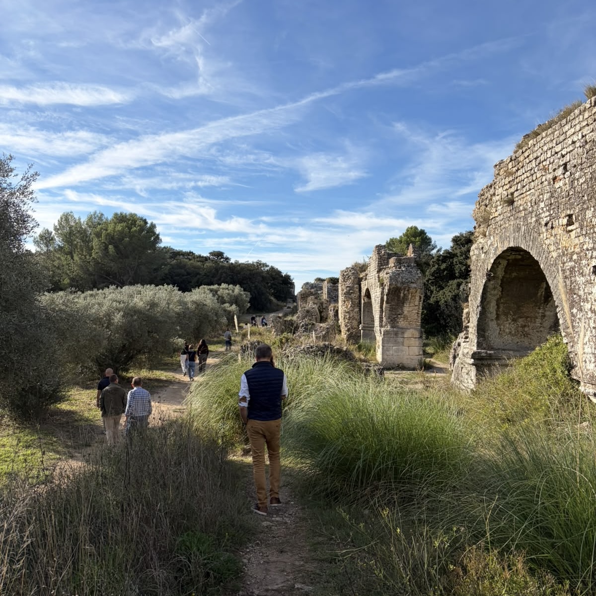 Balade d'équipe le long d'un aqueduc romain en Provence pendant un séminaire