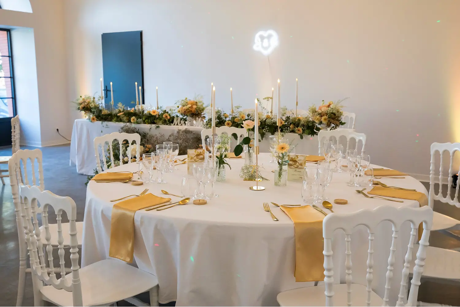 Table d'honneur dressée avec candélabres dorés dans la Salle Léopold du Clos de Montgay