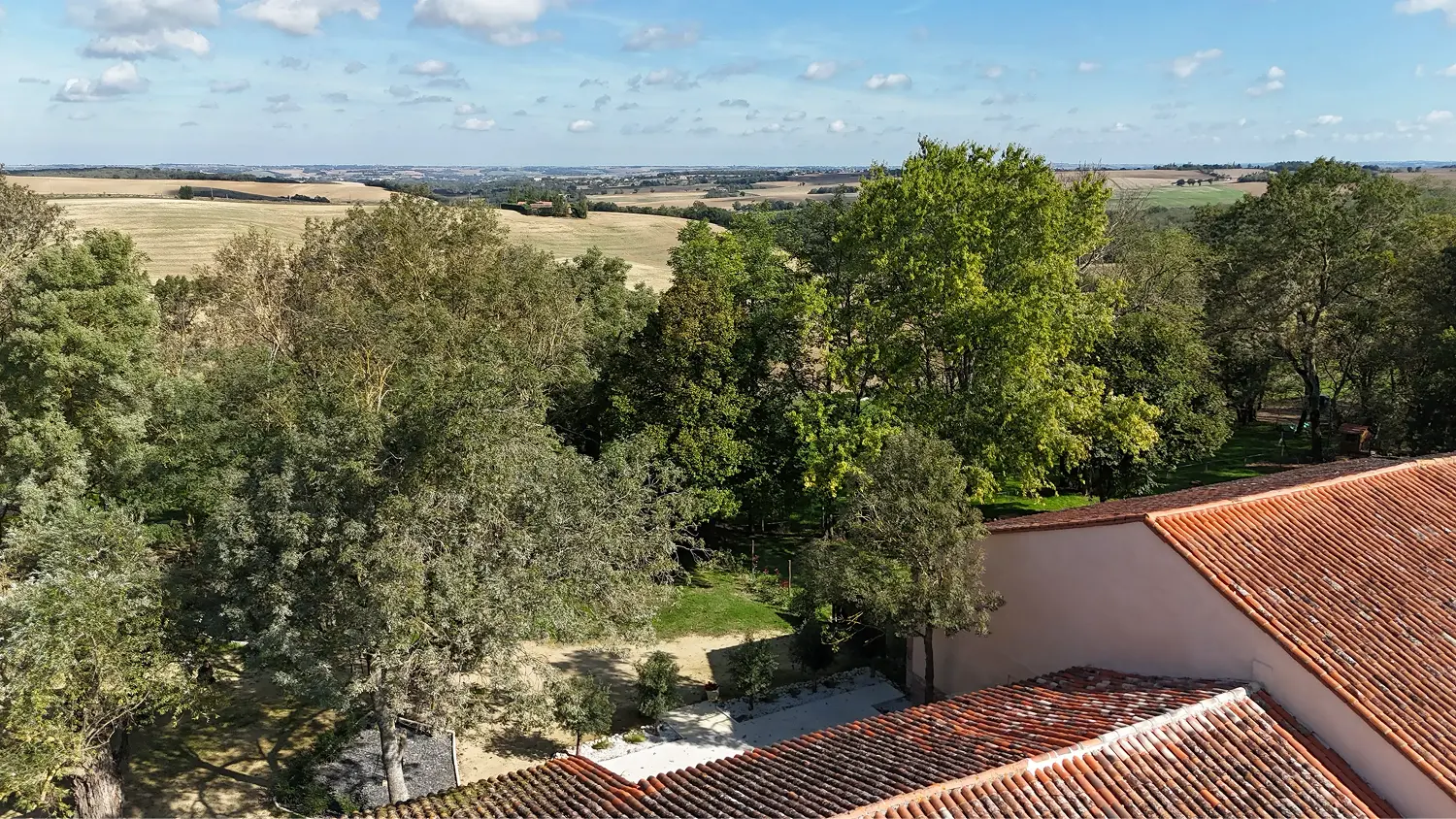 Vue d'ensemble du Clos de Montgay par drone, bâtiment et campagne du Lauragais