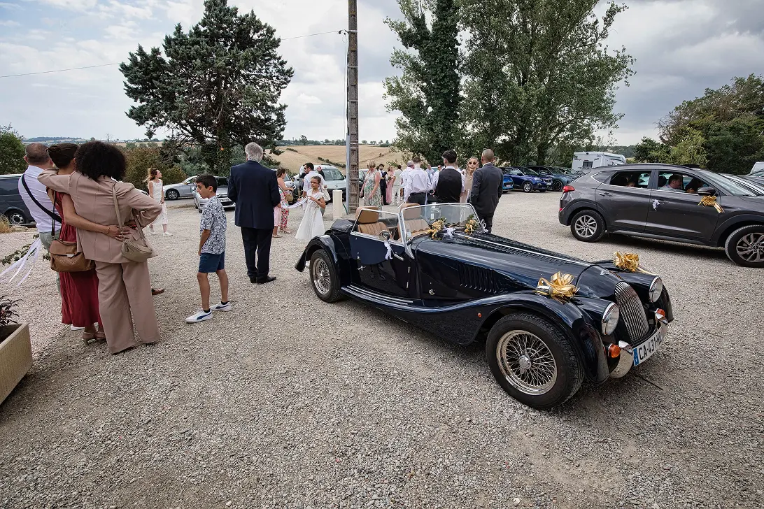 Arrivée des mariés en voiture vintage Morgan bleue au Clos de Montgay, mariage dans le Lauragais