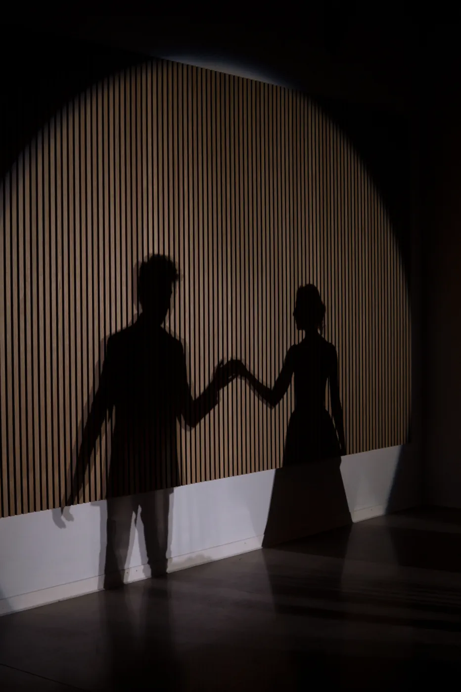 Silhouettes graphiques d'un couple de mariés au Clos de Montgay, ambiance romantique bohème chic