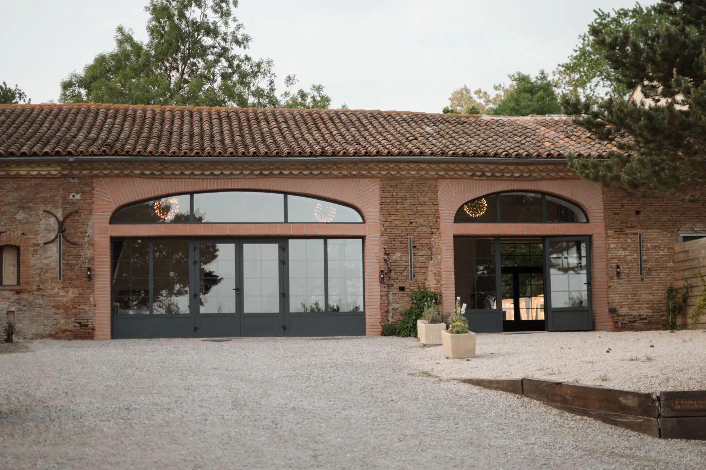 Façade en briques de la grange du Clos de Montgay, arrivée principale pour séminaire