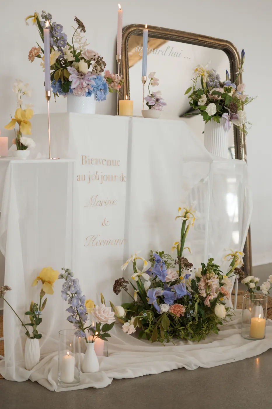 Welcome area avec miroir doré et fleurs pastel pour événement au Clos de Montgay