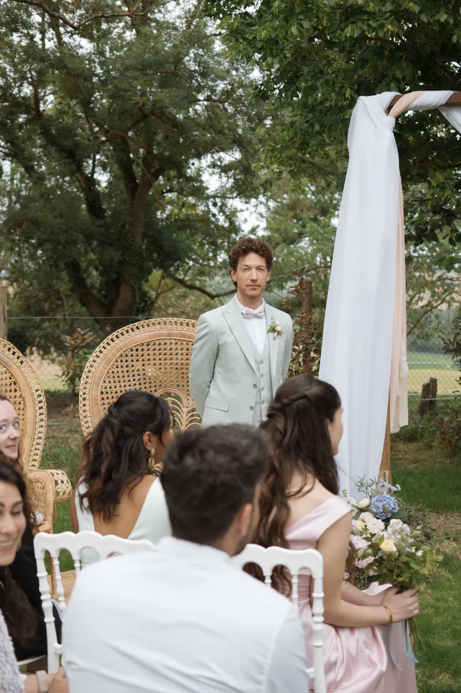 Cérémonie laïque dans le jardin du Clos de Montgay, arche en bois et invités sur chaises Napoléon