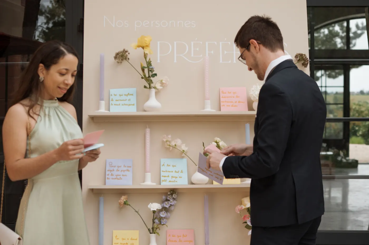 Animation 'Mur des personnes préférées' avec notes manuscrites pastel au Clos de Montgay