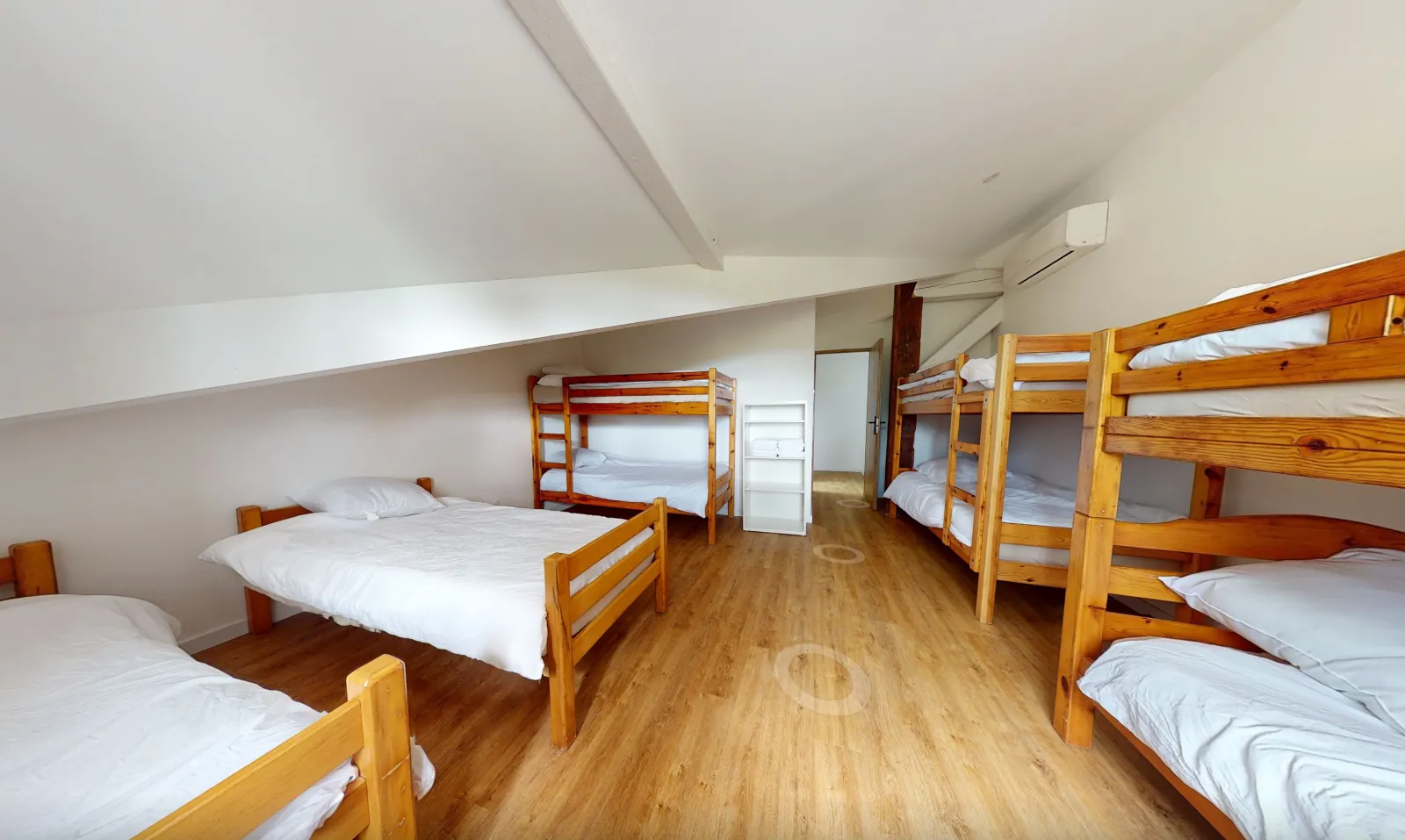 Gîte Léon au Clos de Montgay, hébergement pour familles, salle Léopold dressée en ambiance pastel