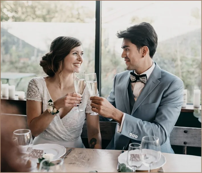 Couple de mariés au coucher du soleil, mariage accompagné par Les Romances de Marie