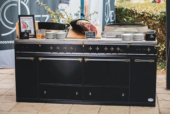 Piano de cuisson noir installé par Diez Traiteur pour un service en extérieur