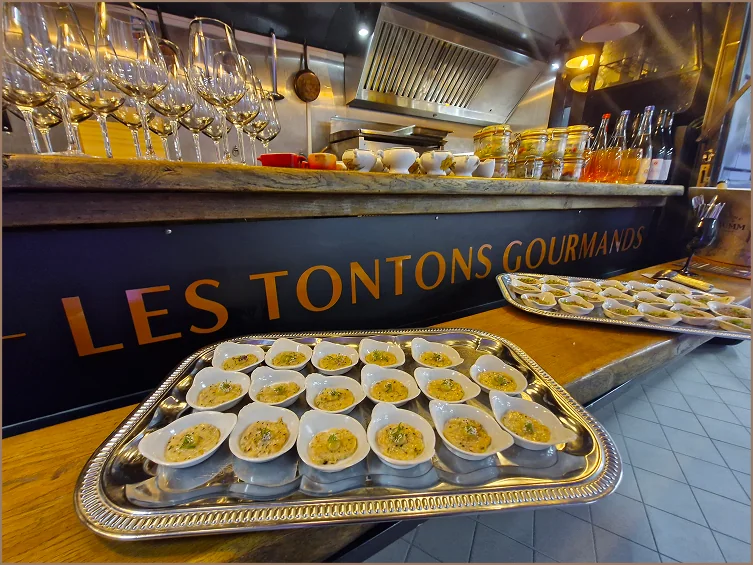 Buffet de verrines et pièces gourmandes dressé par Les Tontons Gourmands