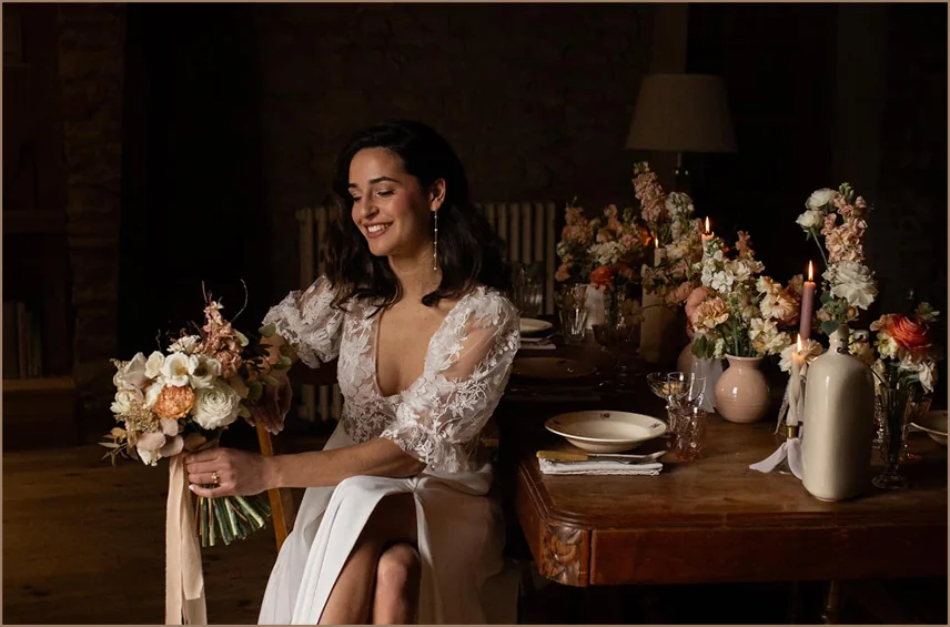 Mariée au bouquet dans une lumière douce, photographiée par Solène Doux