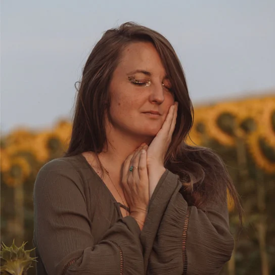 Portrait en golden hour dans un champ de tournesols, par Emeline Tardy Photographie