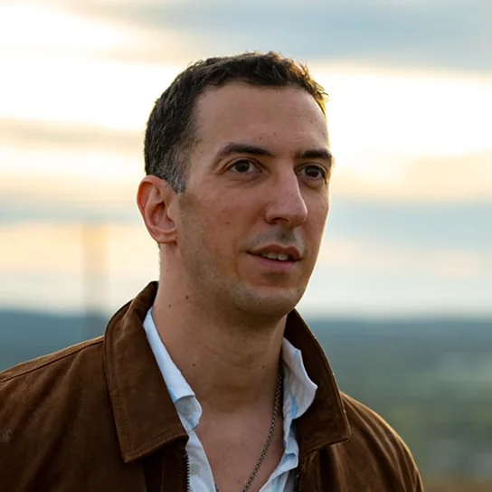 Julien, vidéaste de Pix N'Joy, en extérieur au coucher du soleil