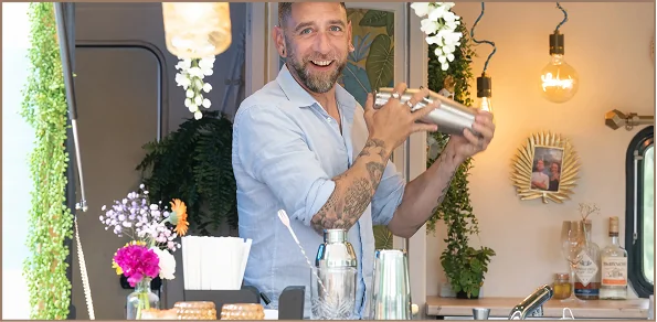Alex, barman de Drunk in Love, préparant un cocktail dans son bar-caravane