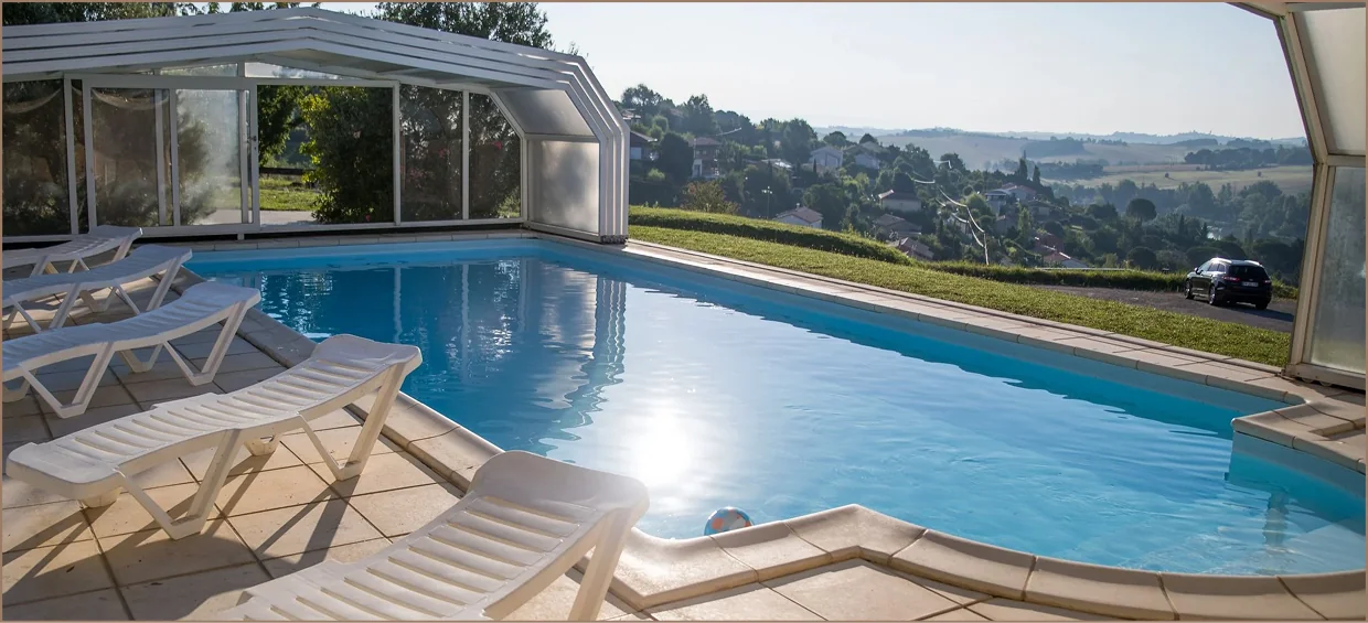 Piscine extérieure et véranda de l'Auberge du Pastel, vue panoramique sur la campagne du Lauragais