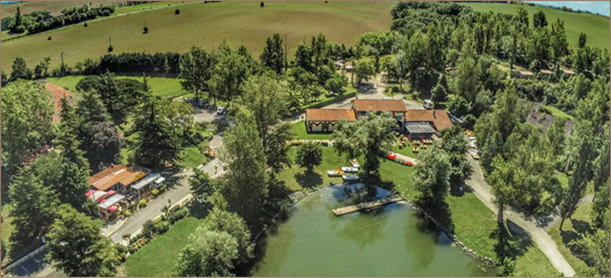 Vue aérienne du camping du Lac de la Thésauque à Montgeard, au bord de l'eau