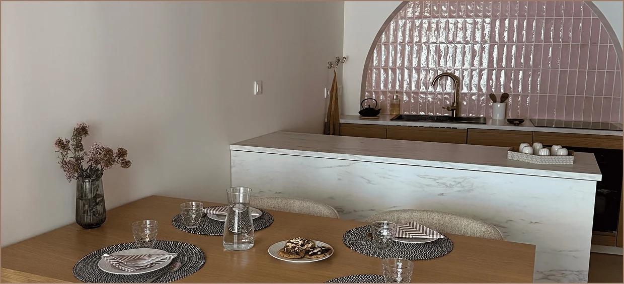 Cuisine et coin repas de La Parenthèse Naillousaine, dosseret en arche de faïence rosée