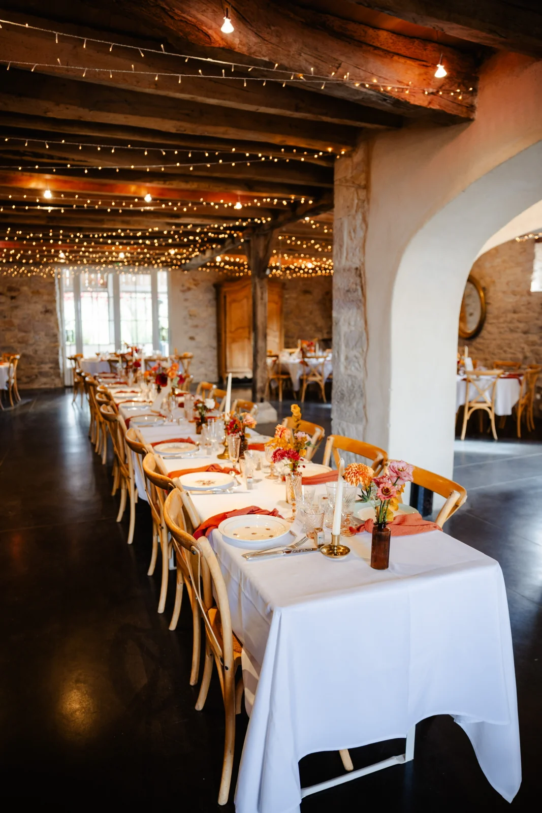 Table dressée avec vaisselle et décoration au Clos de Montgay