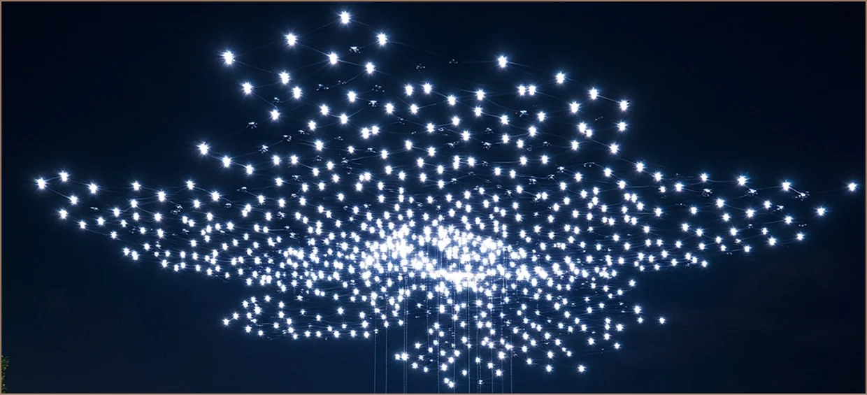 Spectacle de drones lumineux Luciole Drone illuminant le ciel nocturne