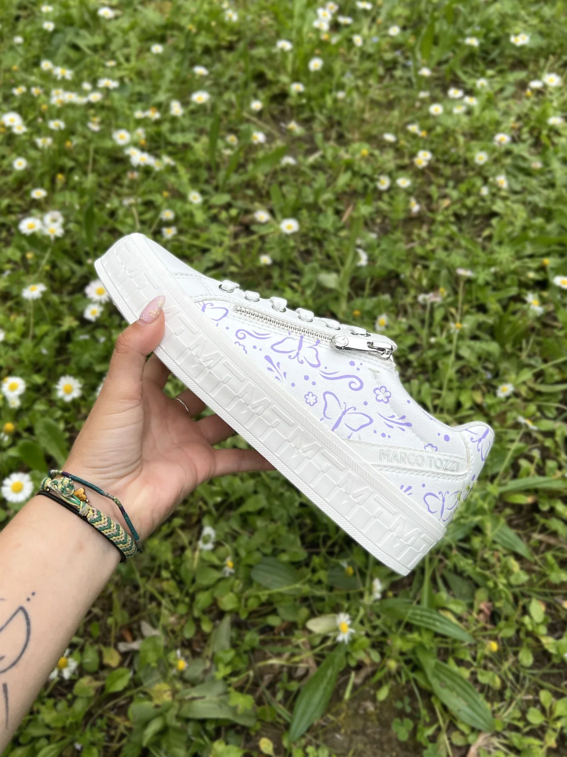 Basket blanche peinte à la main avec des papillons violets, personnalisation Graphik Custom