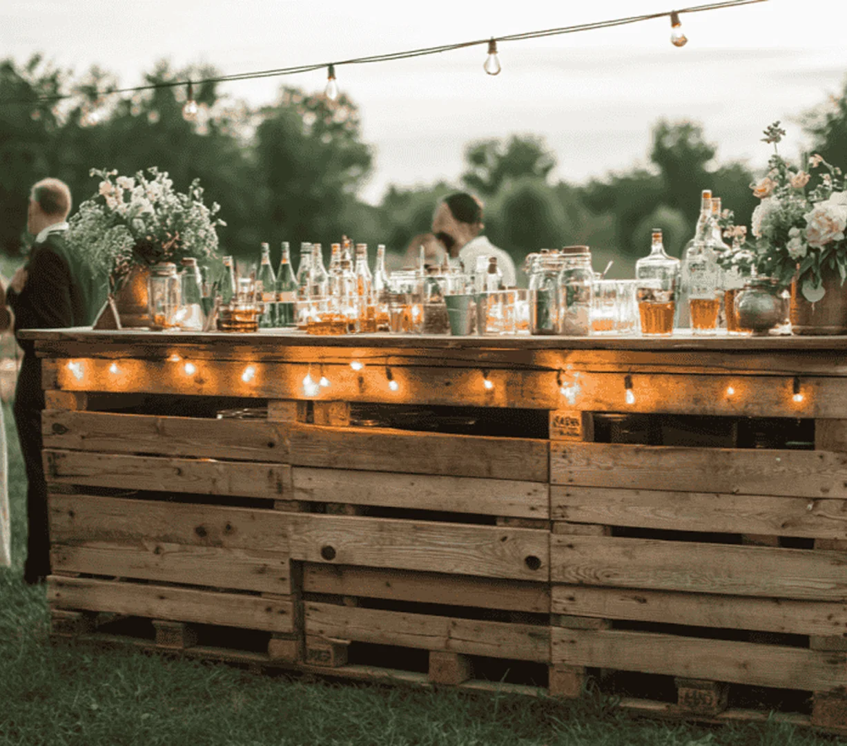 Bar en palettes en bois avec guirlandes lumineuses en extérieur