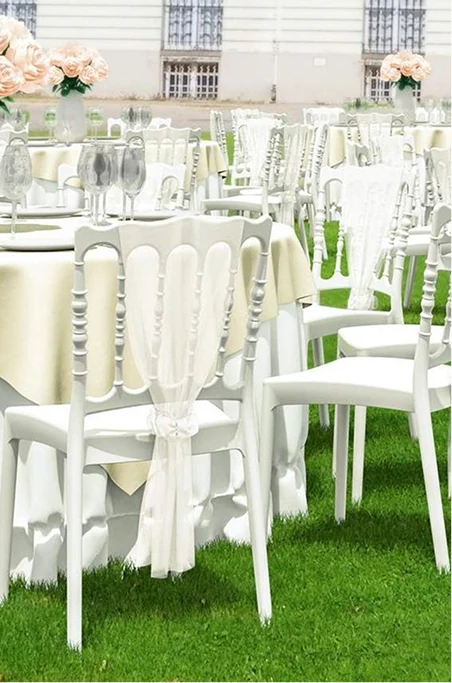 Chaises blanches type Napoléon