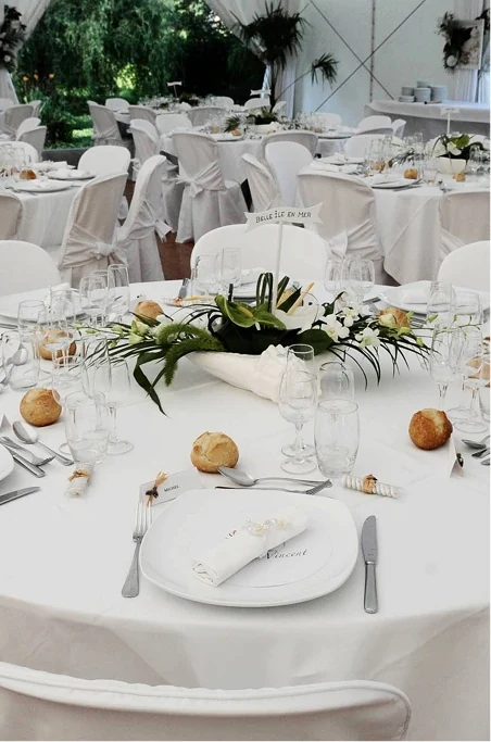 Table ronde dressée en blanc