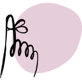 Zwarte abstracte bloemvorm met lusachtige lijnen op een roze, onregelmatige achtergrondvlek.