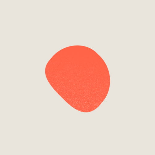 En abstrakt, uregelmæssig rød-orange form på en lys beige baggrund.