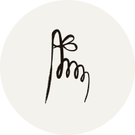 En mørk håndtegning af en finger med en snor bundet rundt om den, som symbol på en påmindelse, på en lys, cirkulær baggrund.