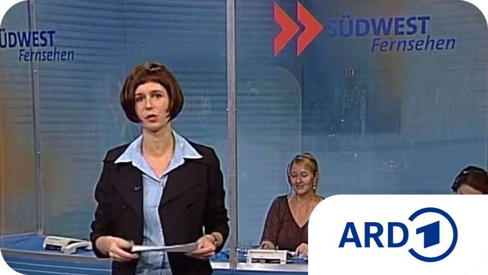 Nachrichtensprecherin vor Glaswand mit Südwest Fernsehen Logo und zwei Frauen an Telefonen.