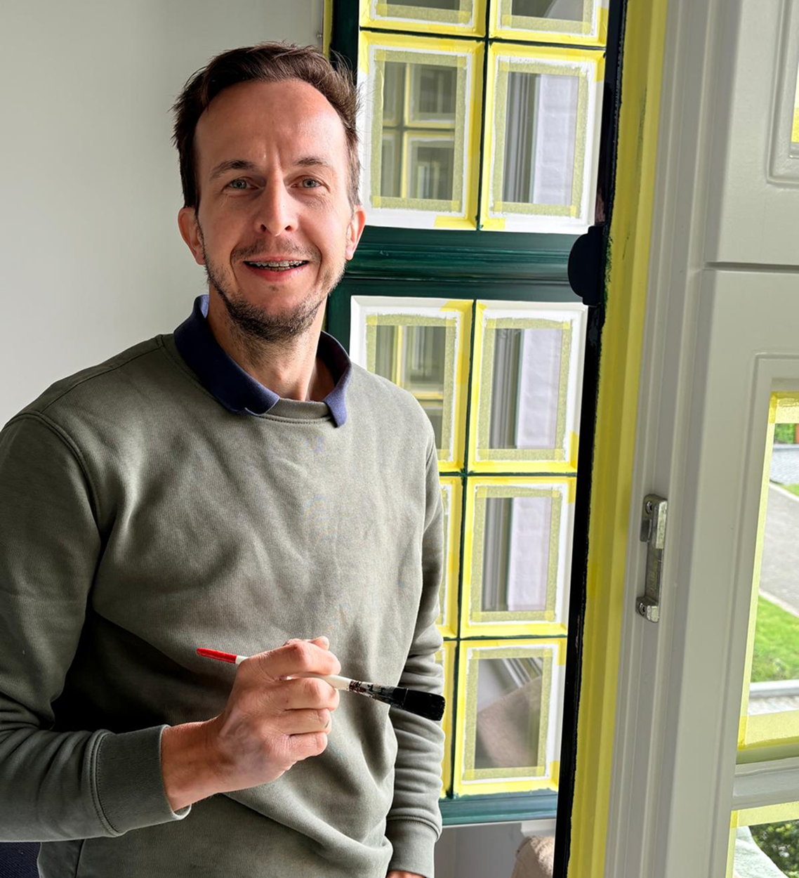 Ken Heymans, fijnschilder uit Brecht, aan het werk in atelier