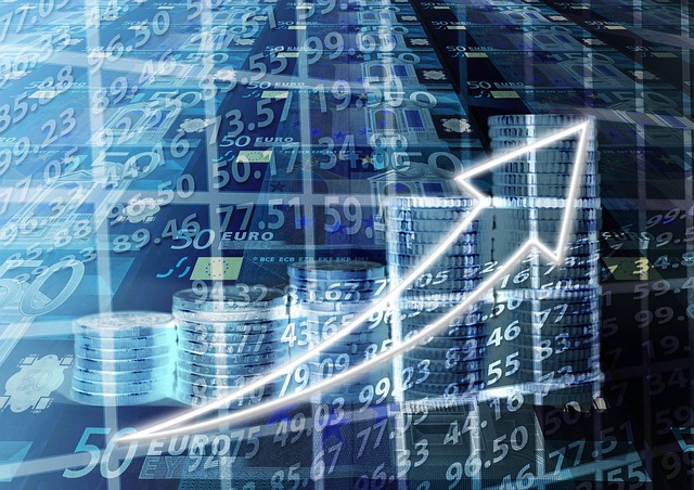 expert-comptable analysant des prévisions financières et des indicateurs de gestion sur un écran