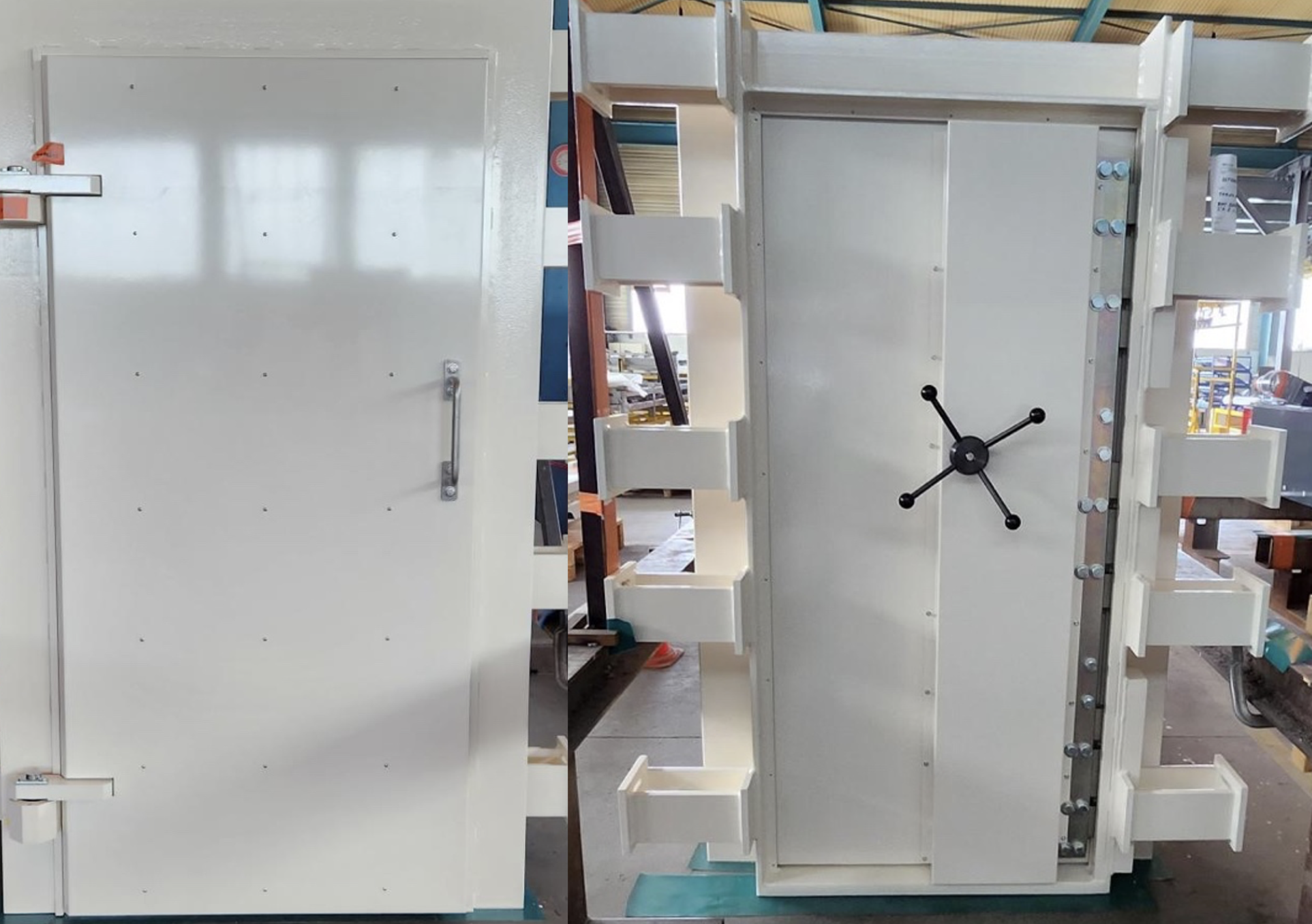 Deux portes blindées industrielles blanches avec verrous robustes dans un environnement d'atelier.
