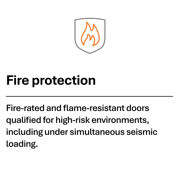Icône de flamme au-dessus du texte sur les portes résistantes au feu pour environnements à haut risque.
