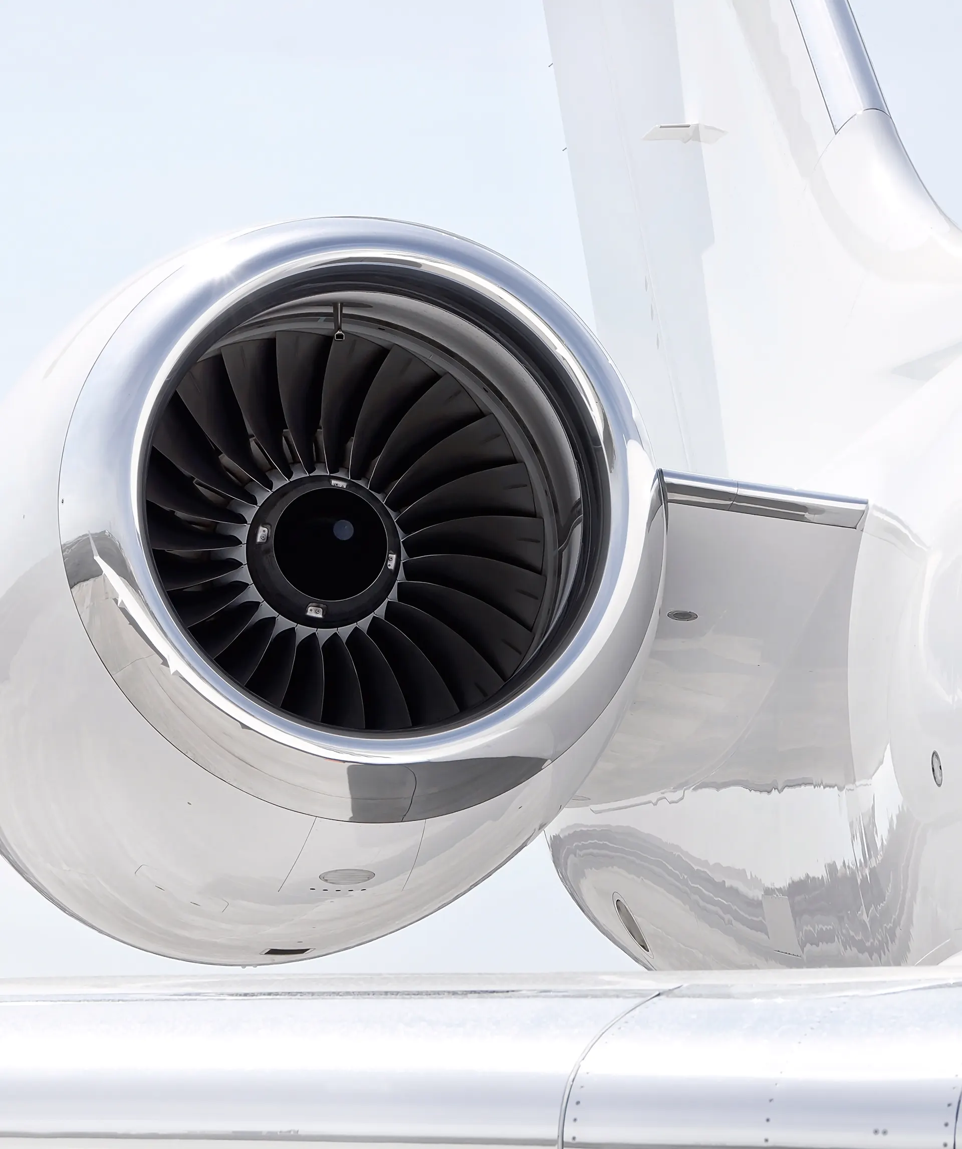 Gros plan sur un turbofan d’avion et sa surface métallique brillante.