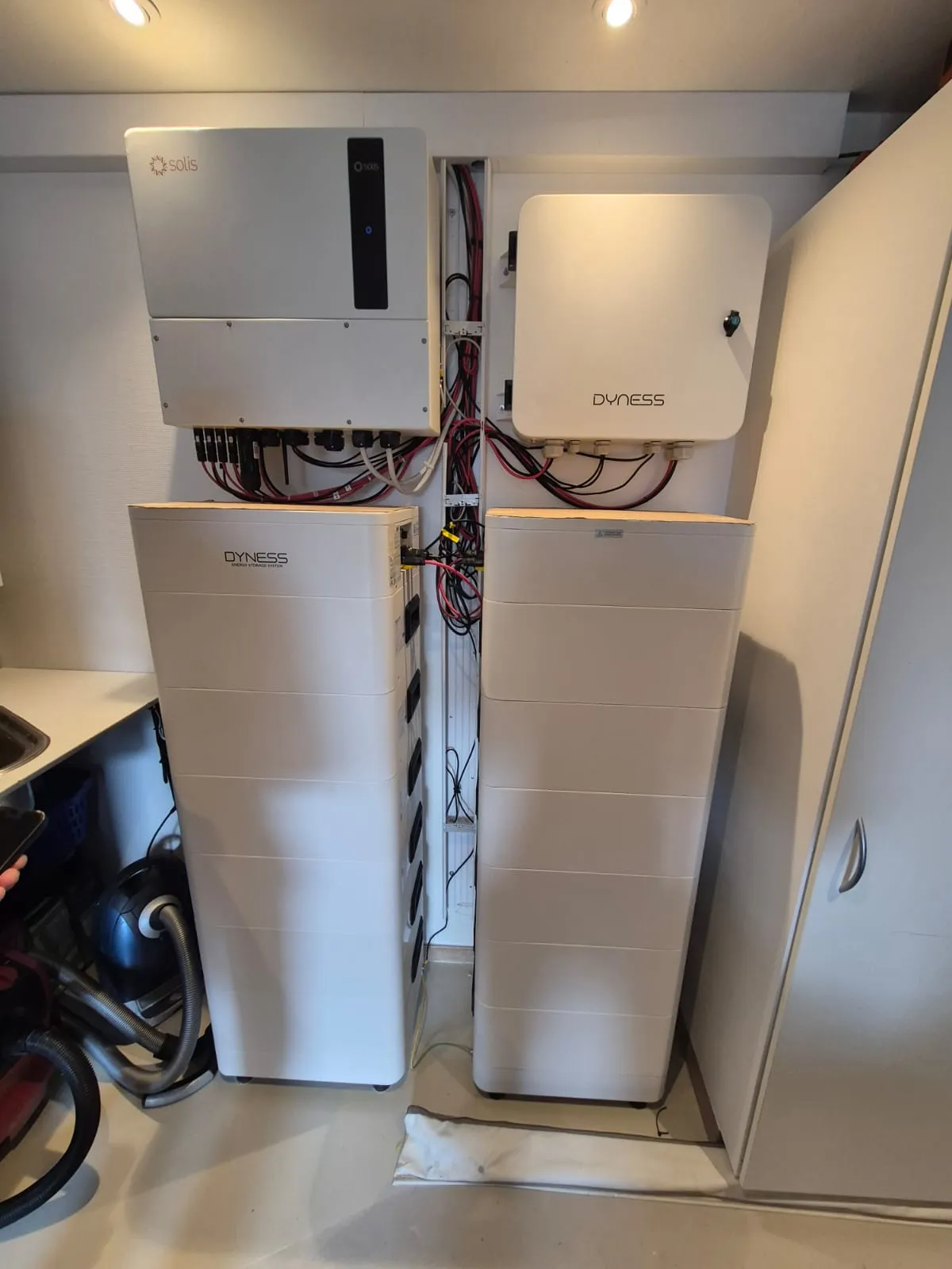 Solis-inverter og to Dyness-batterier