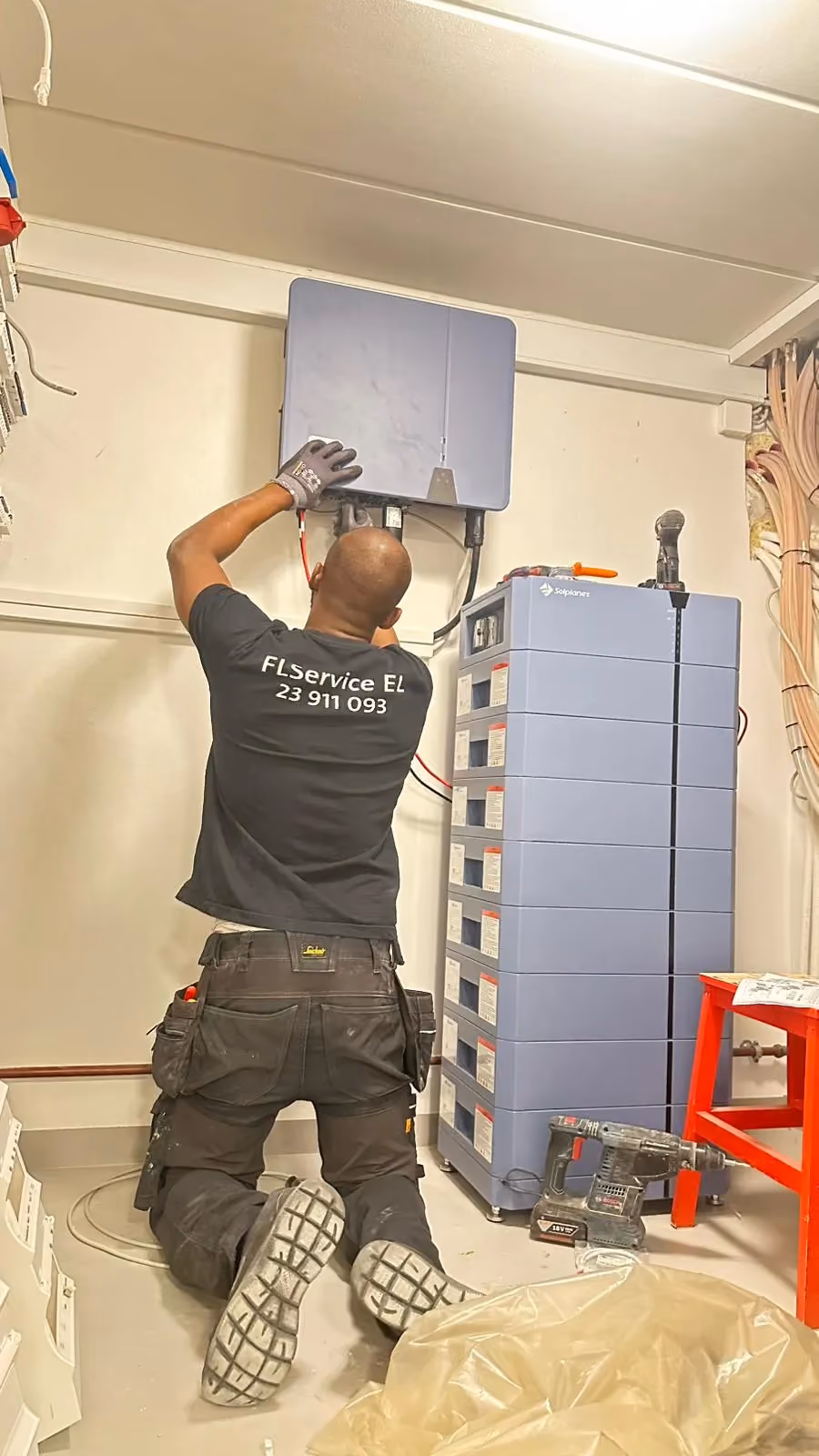 Montering af inverter og Solplanet-batteri på et tidligere projekt