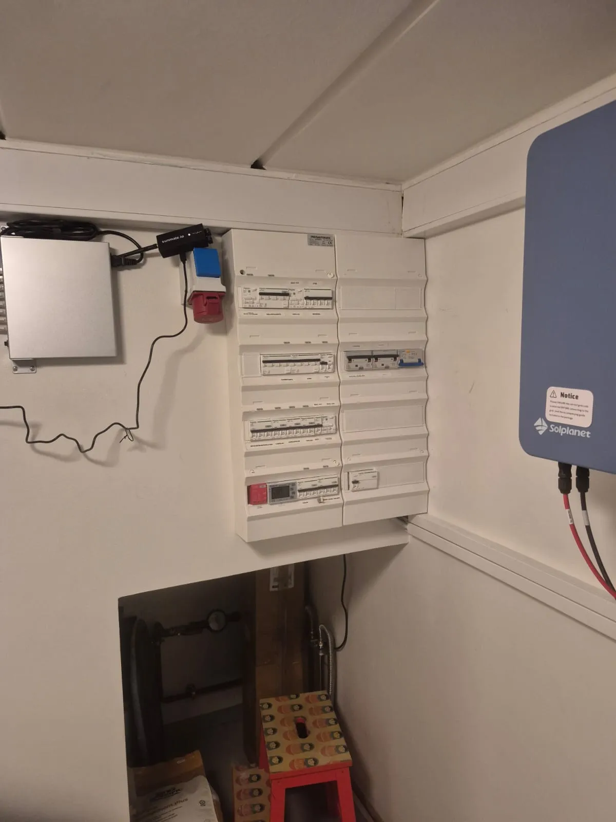 Solplanet-inverter monteret ved eltavle
