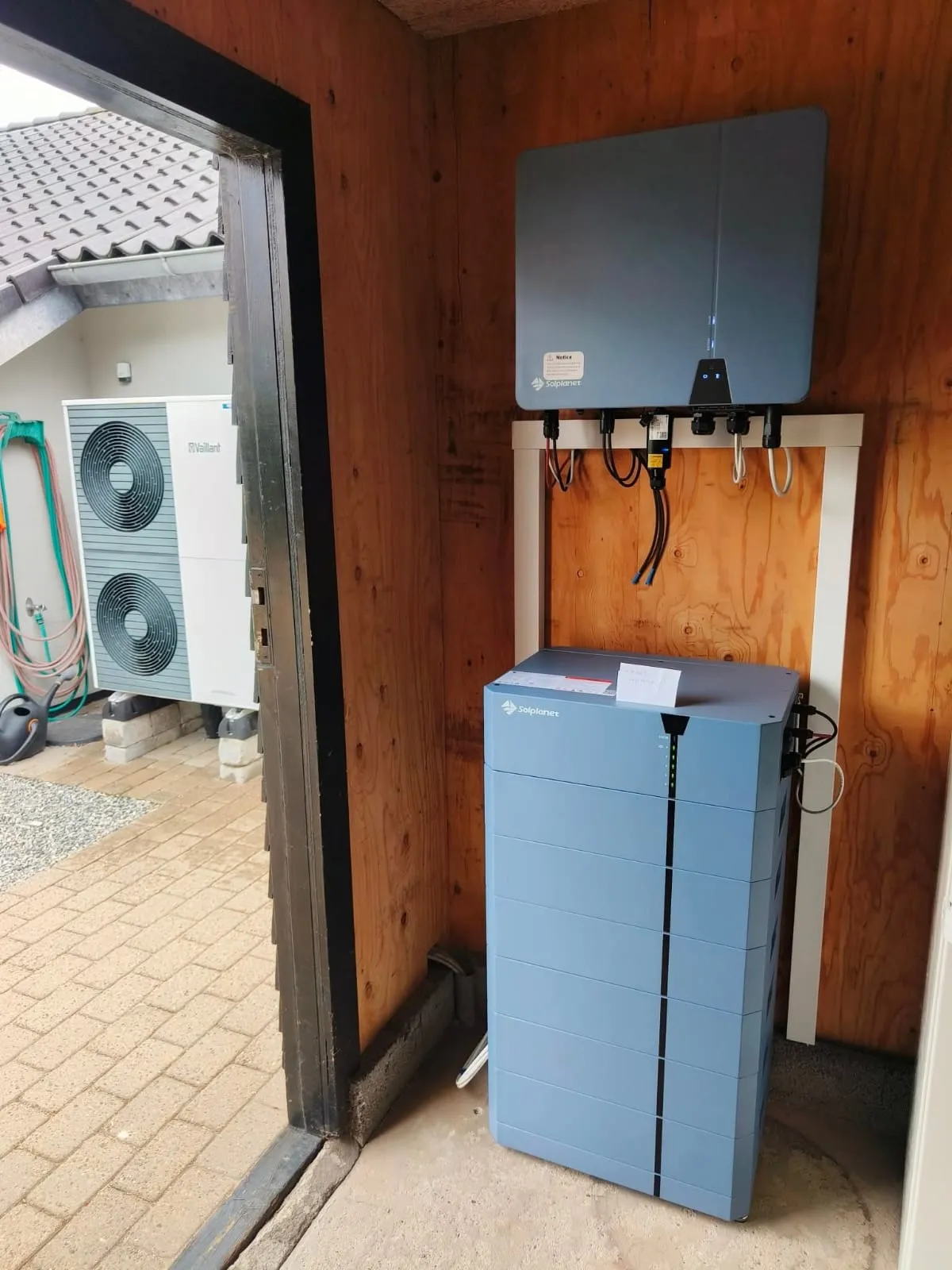 Solplanet-inverter og batteri installeret ved varmepumpe