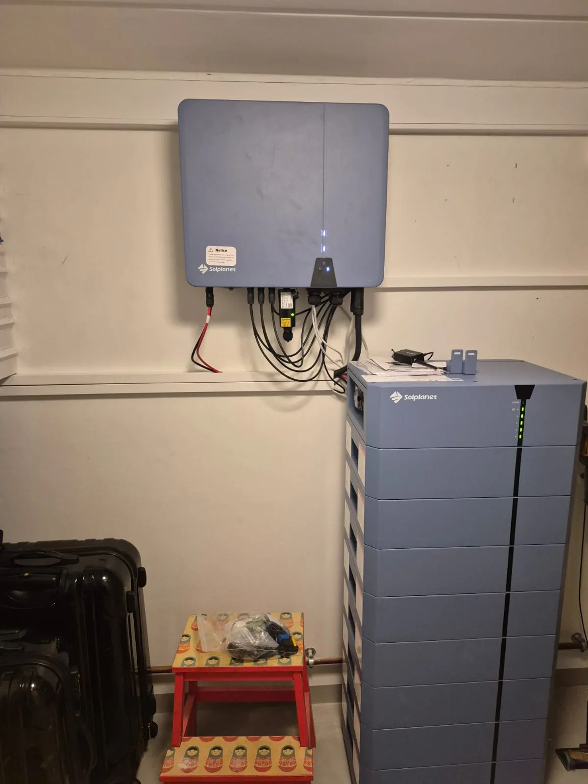 Solplanet-inverter og batteritårn installeret indendørs