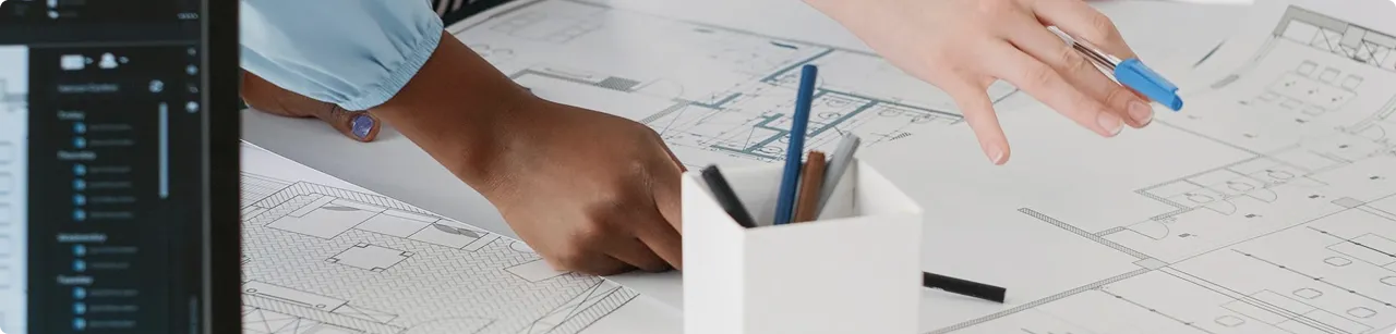Bauingenieur bei der Planungsarbeit am Schreibtisch